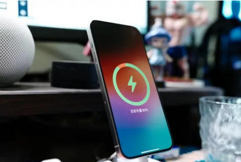 宽城苹果15换屏服务分享用什么充电器给iPhone15充电更好 